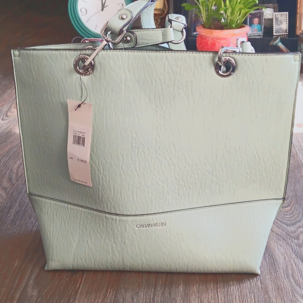 Gorgeous Calvin Klein bag in celery